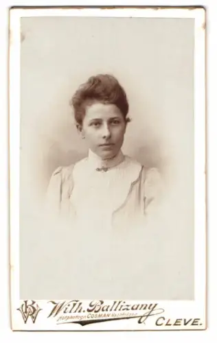 Fotografie Wilh. Ballizany, Cleve, Portrait einer Frau im Oktober 1901