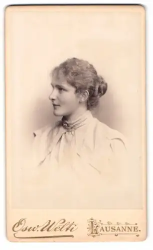 Fotografie Osw. Welti, Lausanne, Porträt einer Frau im Profil