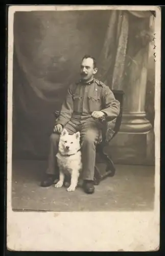 Foto-AK Soldat mit einem Spitz als Diensthund vor Fotokulisse