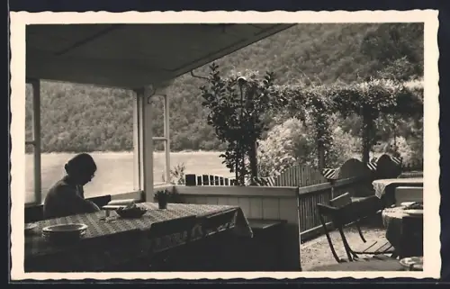 AK Haibach ob der Donau, Schlögen a. d. Donau, Gasthaus M. Gugler, Terrasse mit Leserin