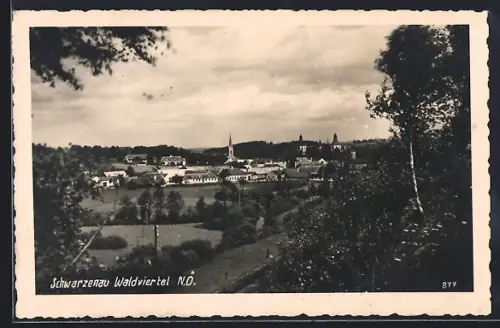AK Schwarzenau /Waldviertel, Ortsansicht mit Kirche vom Berghang aus