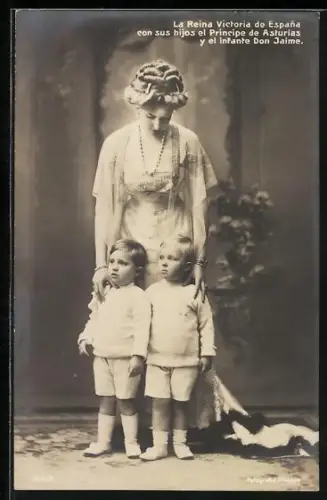 AK Königin Victoria von Spanien mit dem Kronprinzen und Prinz Don Jaime