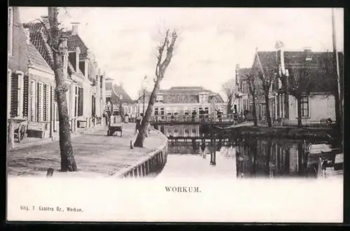 AK Workum, Ortspartie mit Brücke und Uferstrasse