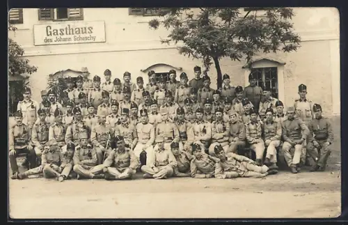 AK Neufelden, Gruppe von k. u. k. Soldaten vor dem Gasthaus des Johann Scheschy
