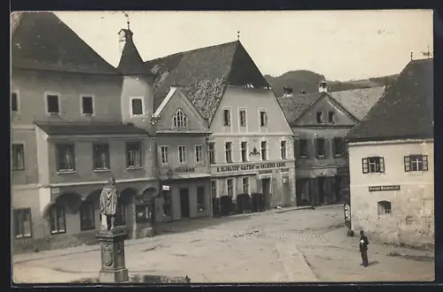 AK Grein a. d. Donau, Strassenpartie mit Gasthof zur goldenen Krone und Denkmal
