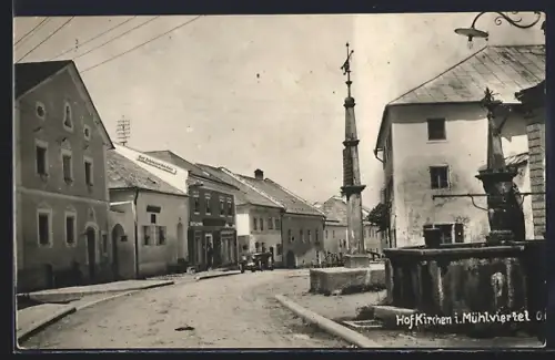 AK Hofkirchen i. Mühlviertel, Ortspartie mit Brunnen und Handlung von Karl Zehetmayer
