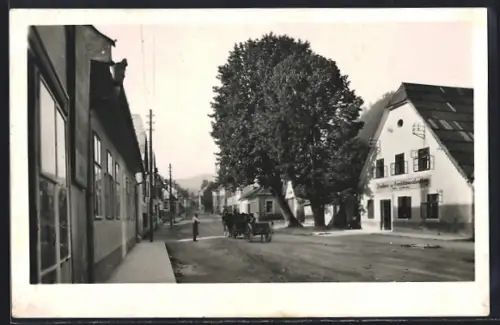 AK Hohenberg, Ortspartie mit den zwei Linden, Backhaus und Handlung Viktor Deimbacher