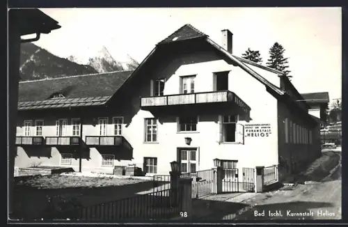 AK Bad Ischl, Kuranstalt Helios mit Strassenpartie