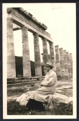 Foto-AK Lindos, Mann auf einem Stein vor alten Säulen