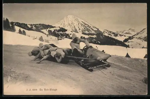 AK Männer in einem fünfer Bob fahren um die Kurve