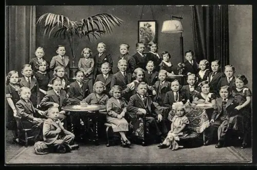 AK Gruppenfoto der Liliputaner von Schäfers Märchenstadt Liliput