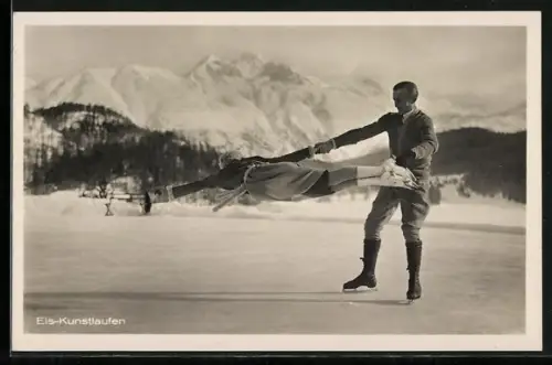 AK Eiskunstlauf, Paar zeigt Kunststück auf einem See in den Bergen