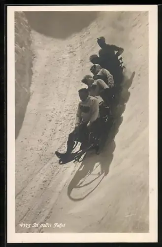 AK In voller Fahrt, fünf Menschen auf einem Schlitten im Eiskanal