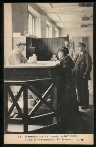AK Sèvres, Manufacture Nationale, Atelier de démonstration, Un Tourneur