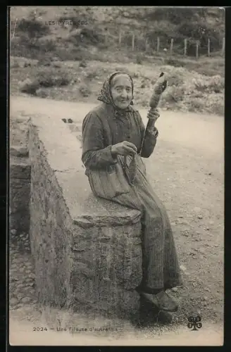 AK greise Spinnerin aus den Pyrenäen