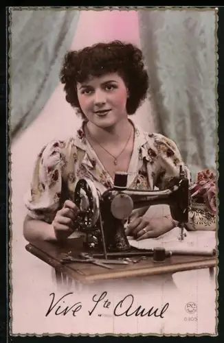 AK Vive Ste-Anne, Frau näht an der Nähmaschine