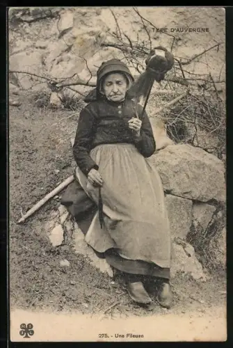 AK Type d'Auvergne, une fileuse, Spinnerin bei der Arbeit
