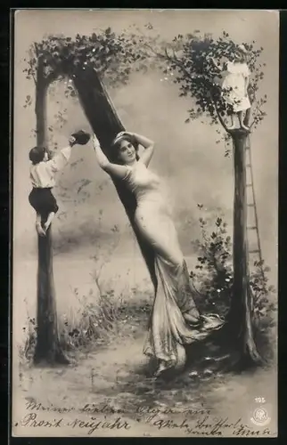 AK Aus Bäumen geformter Buchstabe N, Kinder klettern an den äusseren Stämmen, Frau lehnt am mittleren Stamm