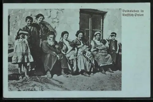 AK Russisch-Polen, Familie mit Kindern sitzt vor ihrem Haus