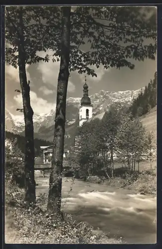AK Ramsau / Berchtesgaden, Teilansicht mit Ramsauer Dorfkirche am Fluss