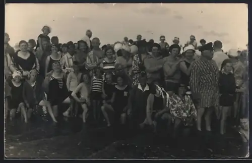 Foto-AK Büsum, Badegäste am Strand, Gruppenfoto 1928