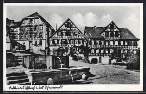 AK Schiltach /Schwarzwald, Marktplatz, Brunnen, Fachwerkhäuser