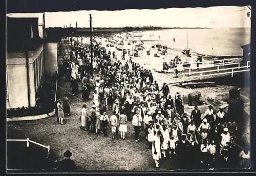 Foto-AK Kellenhusen, Strandpromenade, Strandhalle, Badegäste