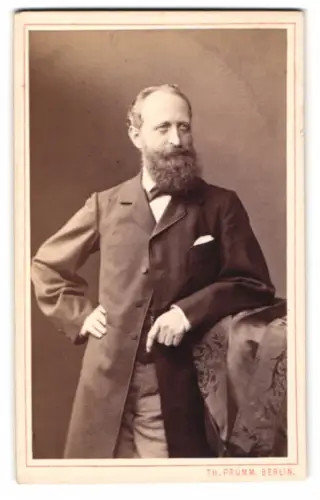 Fotografie Th. Prümm, Berlin, Unter den Linden 51, Herr mit Bart im Anzug