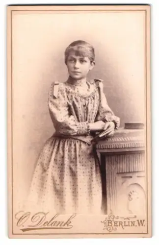 Fotografie O. Delank, Berlin, Friedrichstr. 185, Porträt eines jungen Mädchens