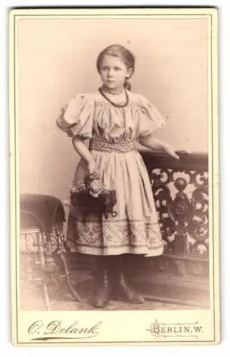 Fotografie O. Delank, Berlin, Friedrichstr. 185, Mädchen mit Blumenstrauss