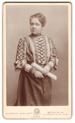 Fotografie Globus Atelier, Berlin, Leipziger-Str. 132/135, Frau mit gerolltem Dokument