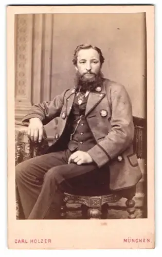 Fotografie Carl Holzer, München, Schommerstr. 17a, Sitzender Mann in Anzug
