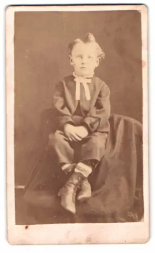 Fotografie Chas. Clifford, Newton /Iowa, East Side Square, Porträt eines Kindes