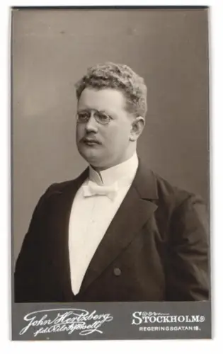 Fotografie John Hertzberg, Stockholm, Regeringsgatan 18, Portrait eines Herrn mit Brille