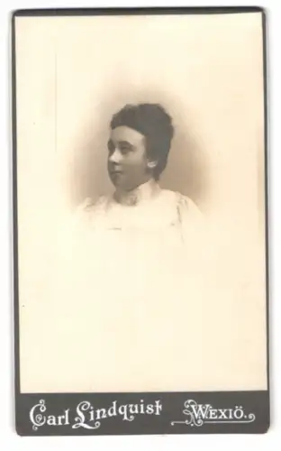 Fotografie Carl Lindquist, Wexiö, Storgatan 38, Frau im weissen Kleid