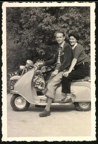 Fotografie Motorrad Lohner, Paar auf Motorroller mit Kennzeichen Österreich sitzend