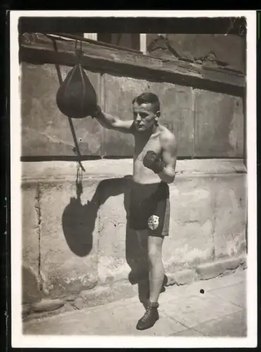 Fotografie Boxer trainiert an der Boxbirne / Schlagbirne, Boxverein BSC Vereinswappen mit Löwe auf der Hose