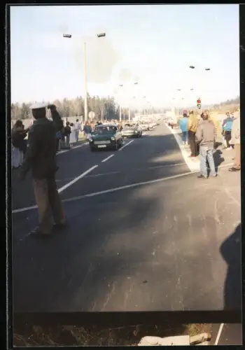 Fotografie Mauerfall / Deutsche Einheit, DDR-Bürger mit Auto Trabant am Grenzübergang