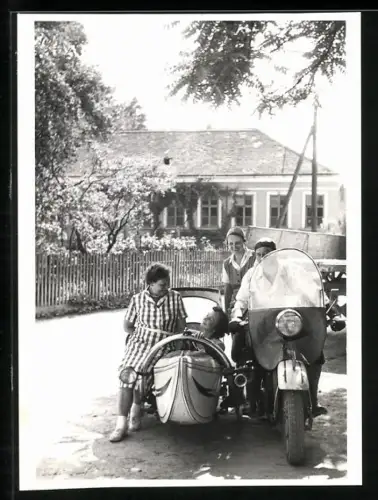 Fotografie Motorrad mit Seitenwagen, glückliche Familie posiert mit Gespann