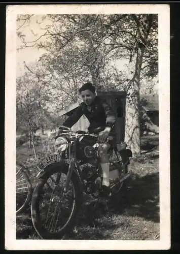 Fotografie Motorrad Wanderer 98ccm, Knabe auf Krad sitzend, Kennzeichen: Od-23507