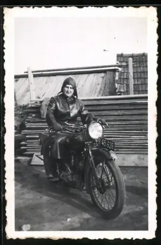 Fotografie Motorrad, Hausfrau mit Lederkluft & Haube auf Krad mit Kennzeichen Österreich sitzend