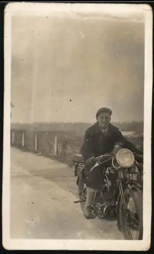 Fotografie Motorrad Puch, Bursche auf Krad mit Kennzeichen Österreich