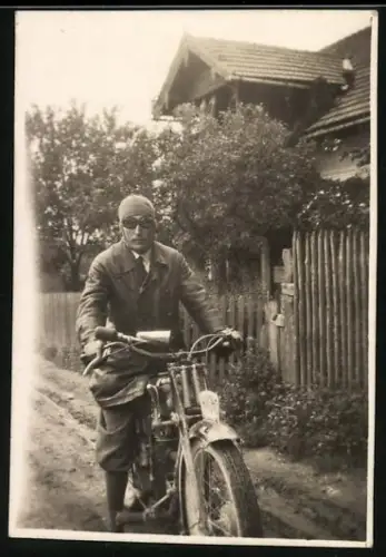 Fotografie Motorrad, Kradfahrer mit Haube & Schutzbrille