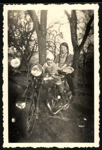 Fotografie Motorrad TWN - Triumph, Mädchen mit Zöpfen auf Krad sitzend