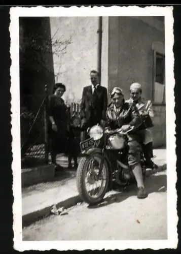 Fotografie Motorrad, Männer auf Krad mit Kennzeichen Österreich sitzend