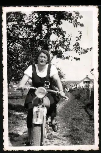 Fotografie Motorrad, Bauernmagd auf LKrad sitzend