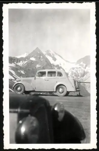 Fotografie Auto Opel Super 6, Limousine vor Gebirgs-Panorama
