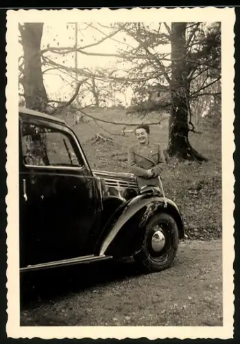 Fotografie Auto Fiat 1100, Hausfrau vor Limousine stehend