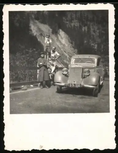 Fotografie Auto Mercedes Benz, Familie mit PKW auf einer Passstrasse