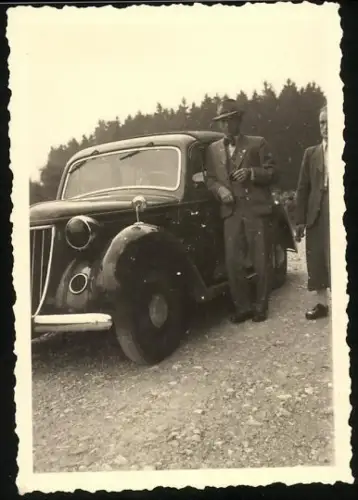 Fotografie Auto Wanderer W24, Herren posieren neben PKW